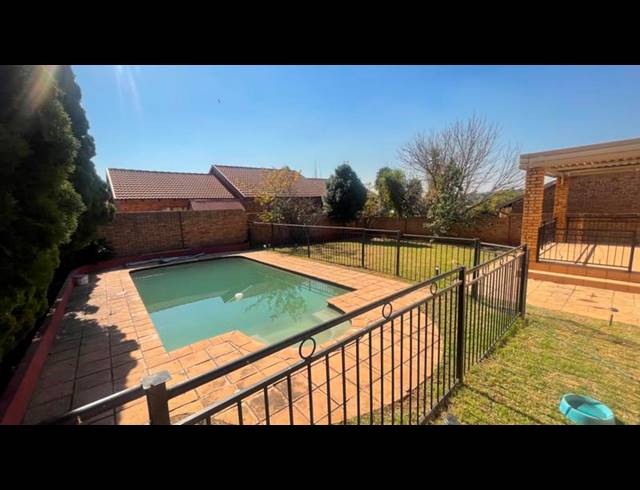 3 BEDROOM TOWNHOUSE FOR SALE IN THATCHFIELD